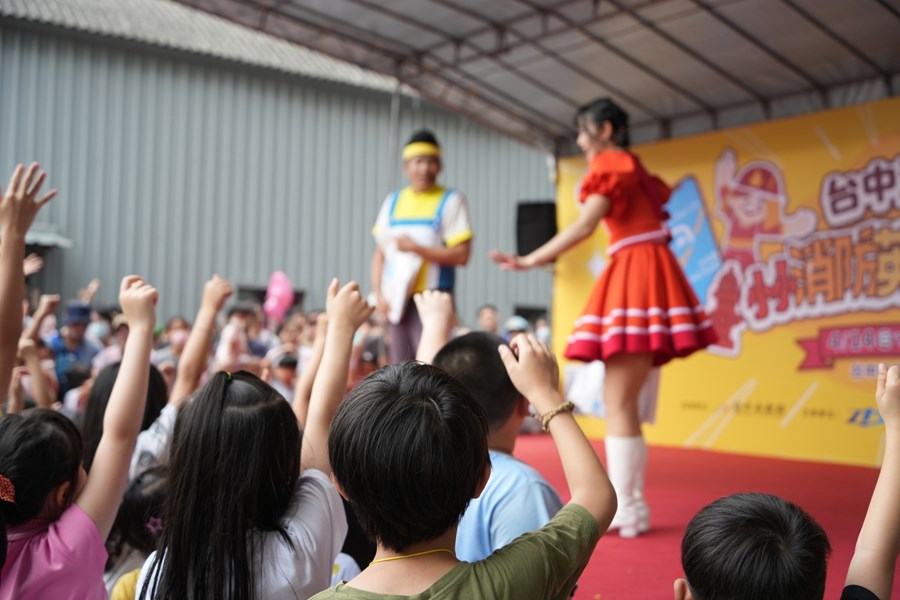 小朋友們踴躍舉手參與活動