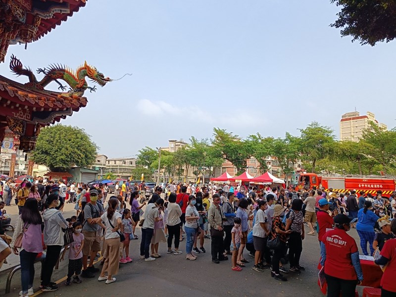 大小朋友耐心等候闖關