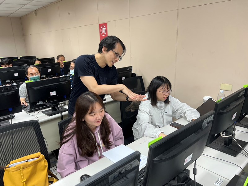 講師協助學員使用ui設計工具