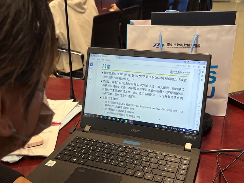 同仁專心聆聽講師分享