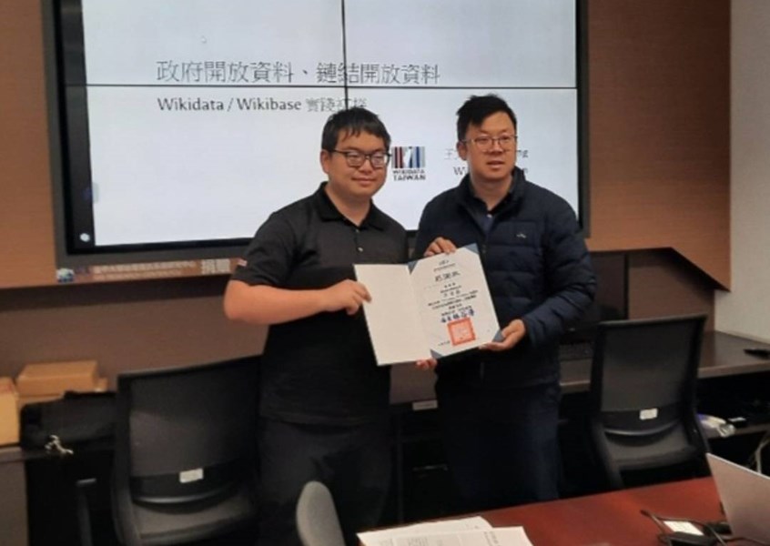 數位局林局長致贈感謝狀予講師