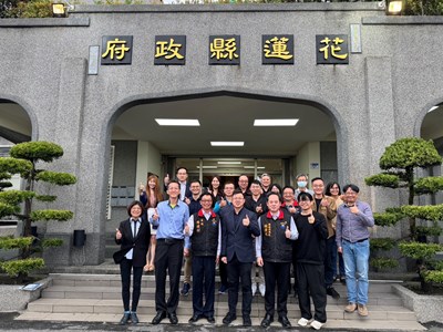 雙方團隊於花蓮縣政府前留影