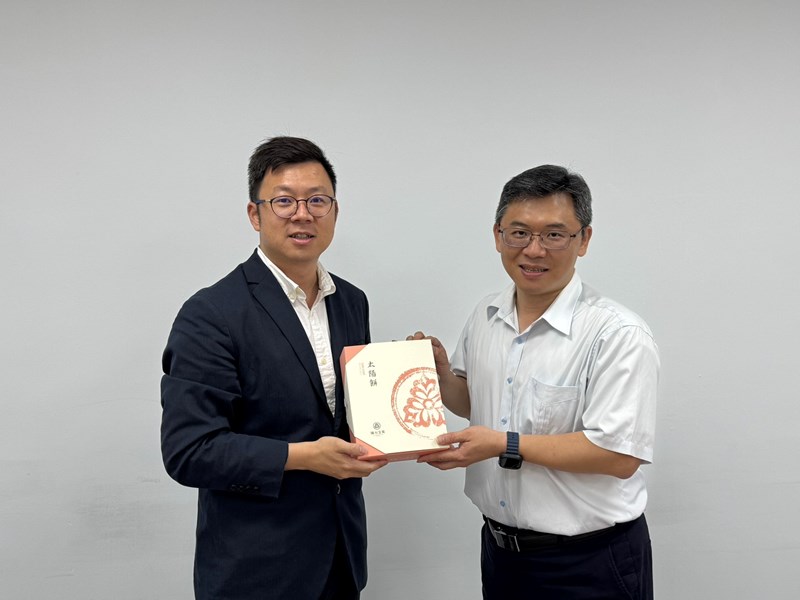 本局林谷隆局長致贈165莊明雄執行秘書伴手禮
