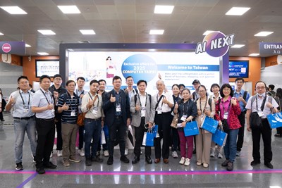 中市府參訪團於 COMPUTEX 2025 展館入口合影,展開一日智慧科技探索行程