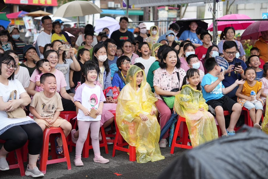 活動途中遇雨仍吸引大小朋友踴躍參與