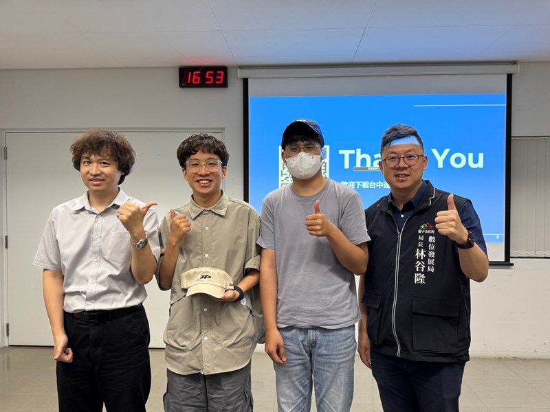 數位局長林谷隆、張鐙文博士與學生合影留念