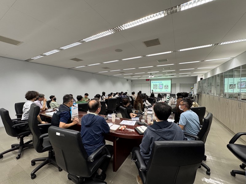 數位發展局同仁與學生進行交流，提供實務經驗與回饋