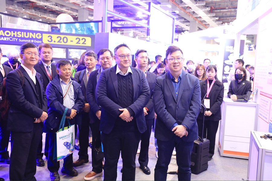 鄭副市長聆聽導覽-2