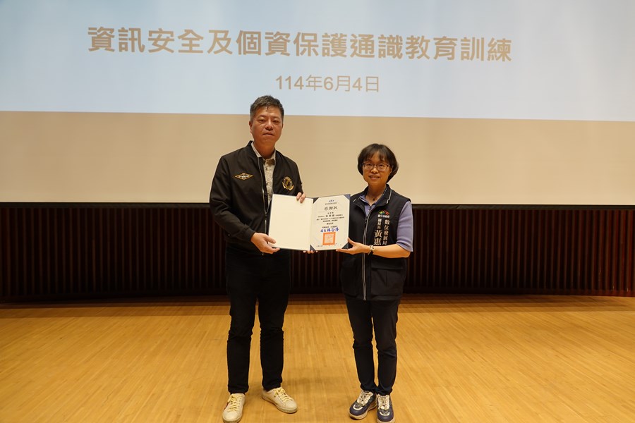 副局長致贈吳明蔚共同創辦人伴手禮