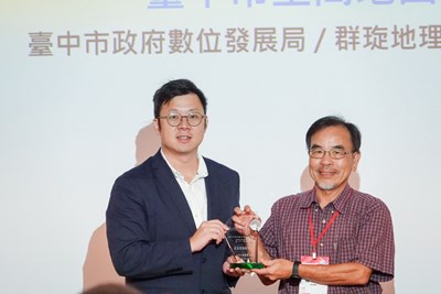 市府數位局林局長代表受獎
