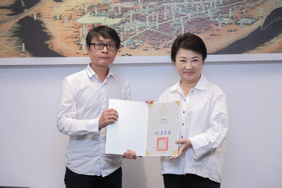 盧市長與講師合影 (2)