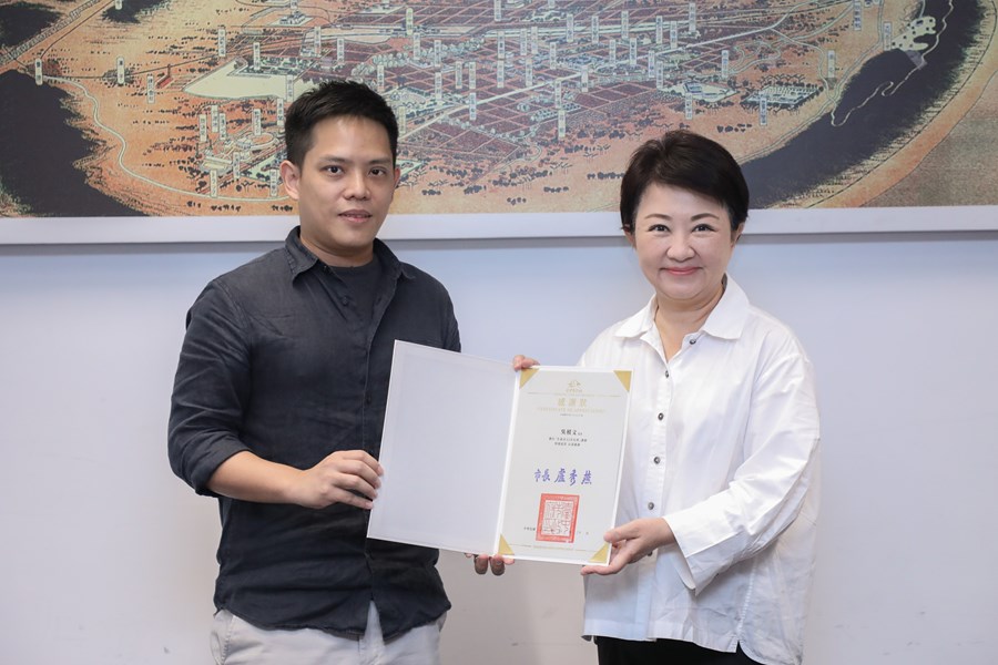 盧市長與講師合影