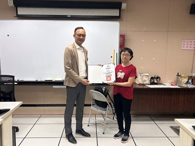 副局長代表致贈感謝狀予講師