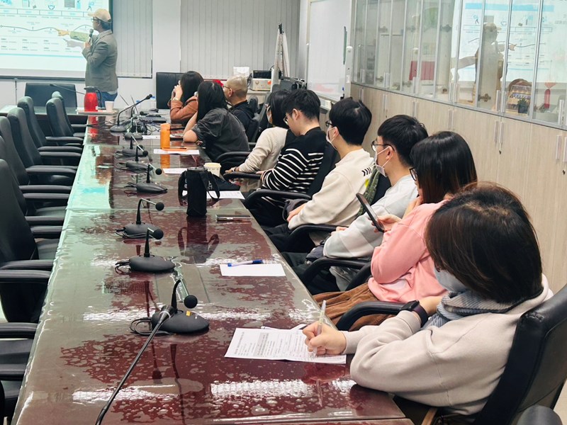 同仁專心聆聽講師分享