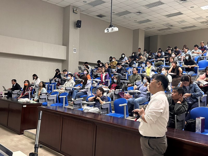 同仁專心聆聽講師分享