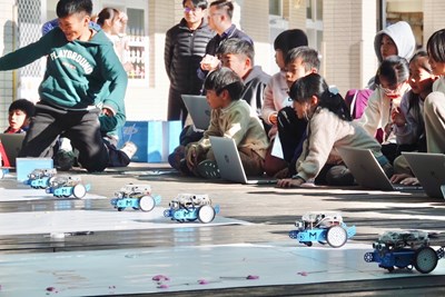 平等國小學童操作AI機器人，展示課程學習成果
