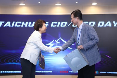 盧市長與黃理事長握手致意