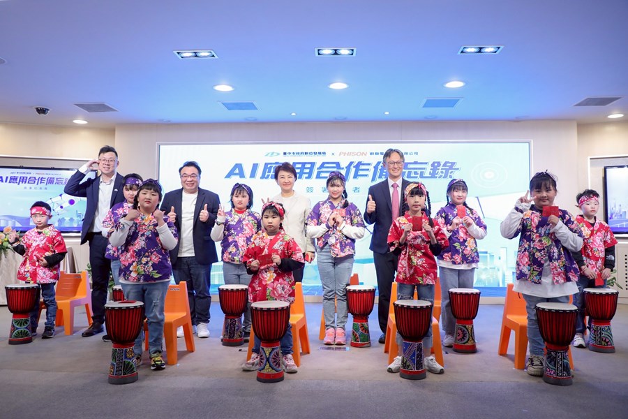 東勢新成國小是台中推動AI基層教育的重點小學，與盧市長、數位局長林谷隆等人合影。