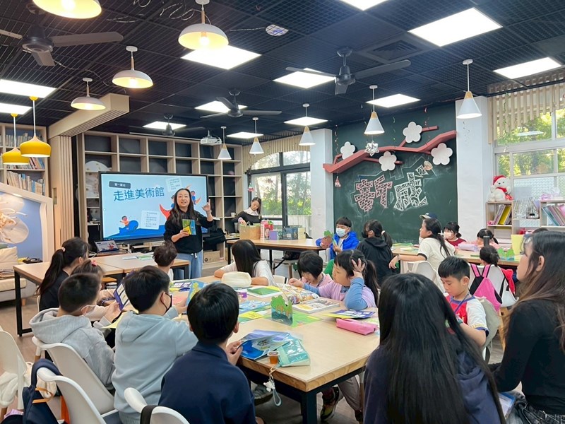 富邦美術館副館長林羽婕帶領孩子透過AI進行藝術探索