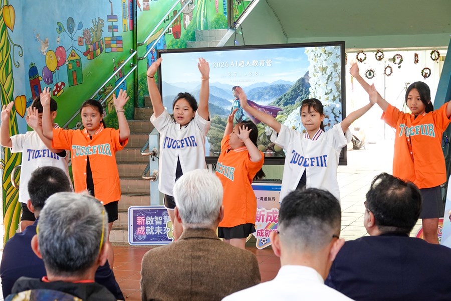 新成國小舞蹈隊表演為活動揭開序幕