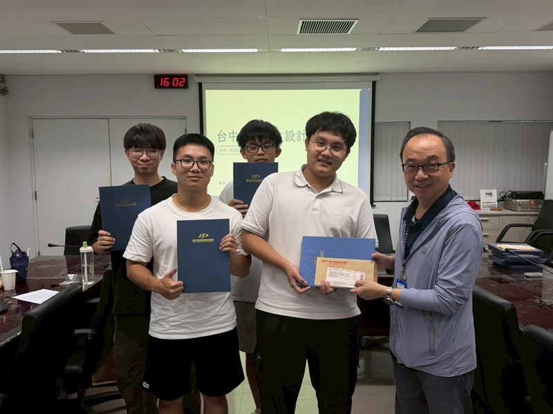 頒發成果發表證明書及獎品予學生