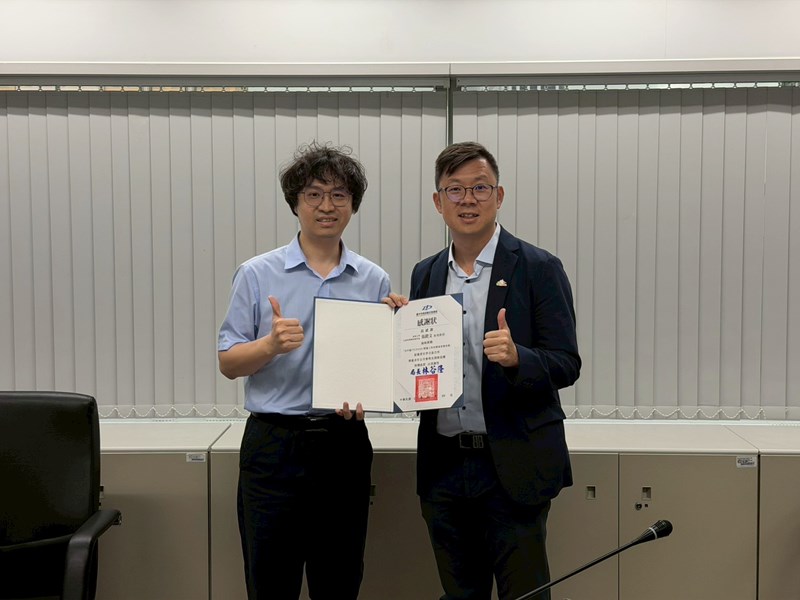 數位局長林谷隆致贈感謝狀予東海大學張鐙文教授