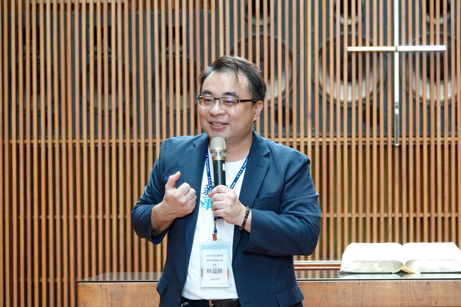 台中新成國小校長林益興代表參與學校致詞，祝福學童在AI超人營收穫滿滿