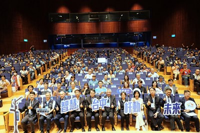 「2026台中市智慧杆論壇」今(2)日登場，國內外產官學研貴賓共同合影