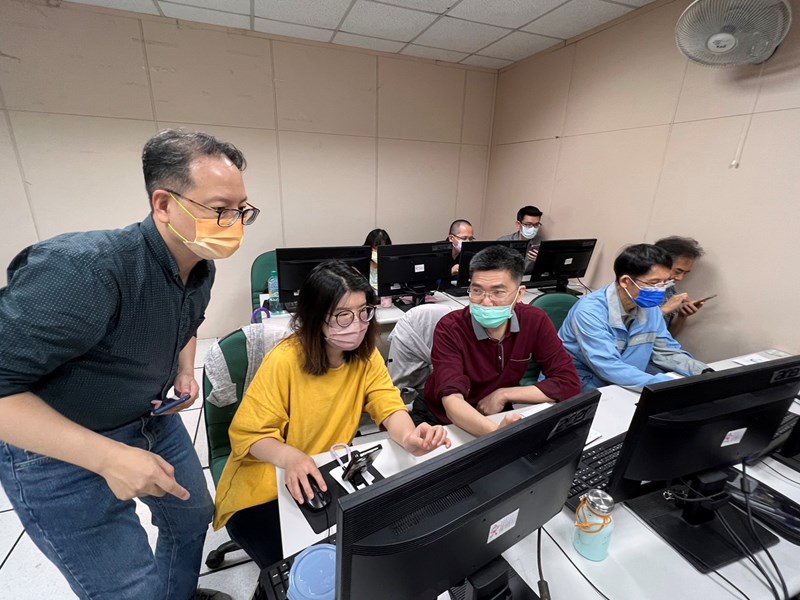 Python課堂學員認真提問