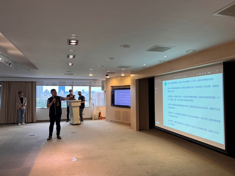 林谷隆局長親自進行chatGPT示範教學
