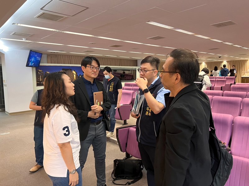 學員課後仍熱烈詢問問題