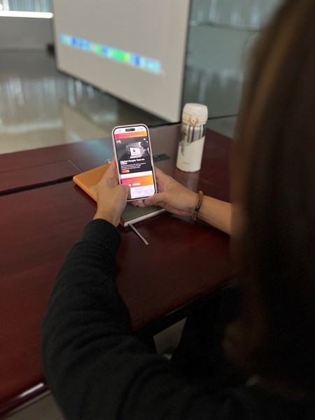 學員利用智慧型手機線上操作AI工具