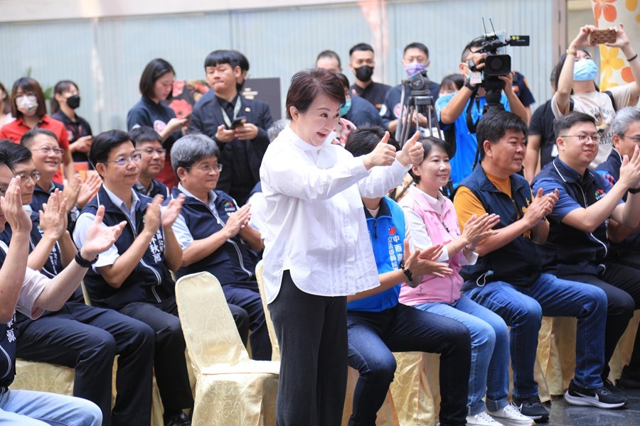 記者會前市長稱讚小朋友舞蹈表演