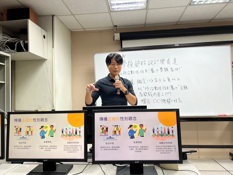 老師講解學員簡報作業如何優化調整
