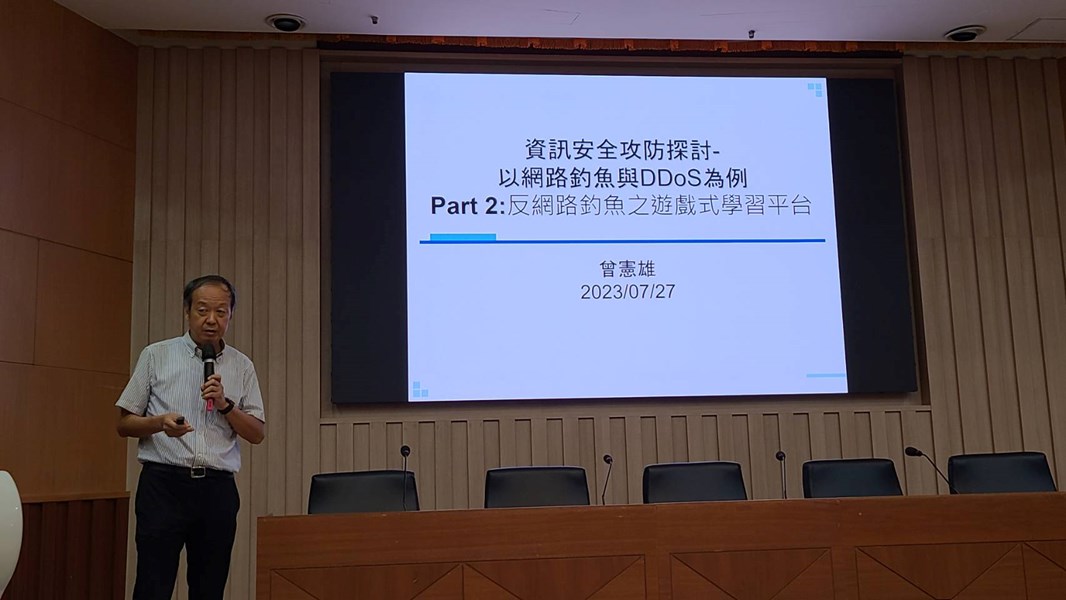 曾憲雄副校長講解遊戲平台內容