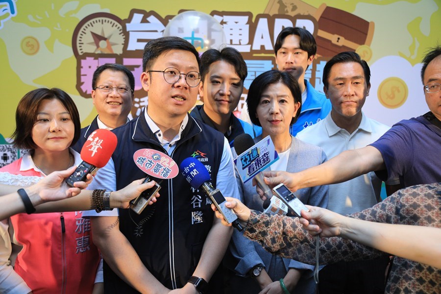 數位局長林谷隆接受記者聯訪