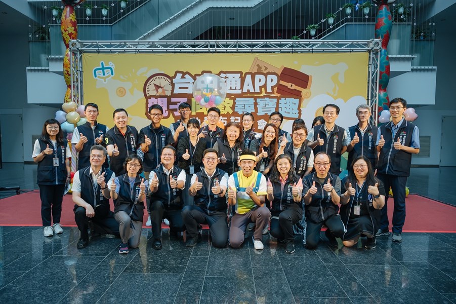 數位治理局參與記者會人員與香蕉哥哥合影