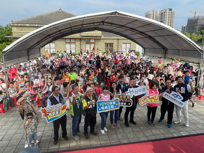 活動現場民眾與現場來賓合影