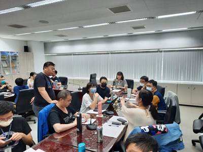 講師參與分組討論